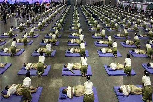 263 массажиста в сеансе тайского массажа